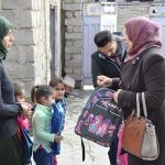 النائبة نجيبة نجيب تقوم بتوزيع القرطاسية على عددا من أبناء شهداء البيشمركة في قضاء الشيخان في محافظة نينوى