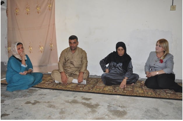 النائبة اميرة زنكنة تزور احد عوائل جرحى العمليات الارهابية ضد داعش بكركوك