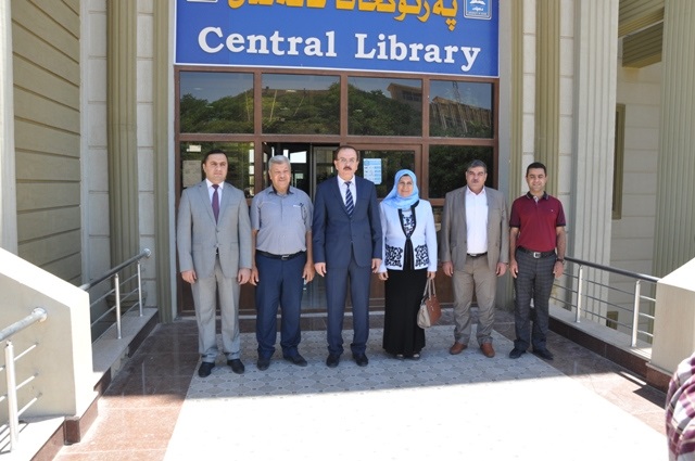 النائبة نجيبة نجيب تزور المكتبة المركزية لجامعة دهوك