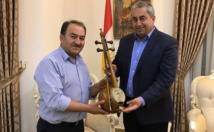 رئيس لجنة التربية النائب سيروان سيريني يلتقي بعازف الكمان الكوردي الشهير سيد احمد راوندوزي 